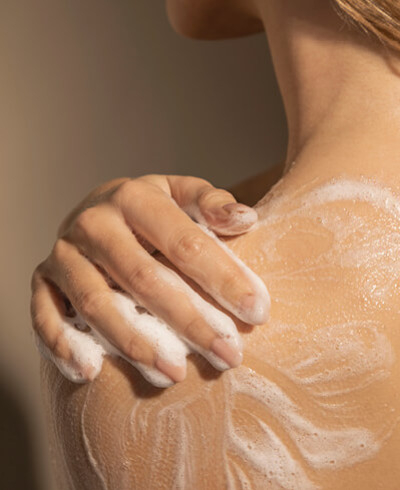 Savon liquide ou gel douche : lequel choisir pour votre peau ?